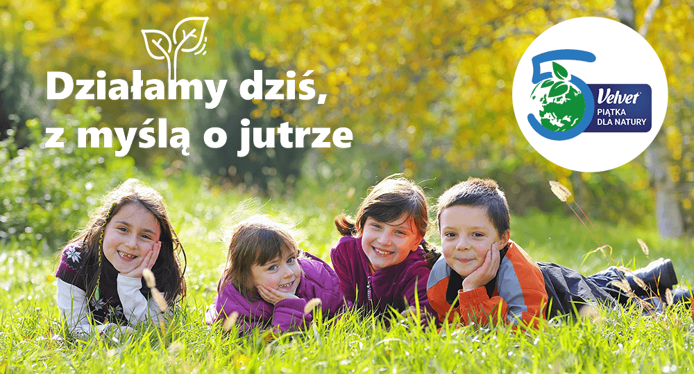 Dzieci uśmiechają się i leżą na trawie. W prawym rogu znajduje się logo programu edukacyjnego 