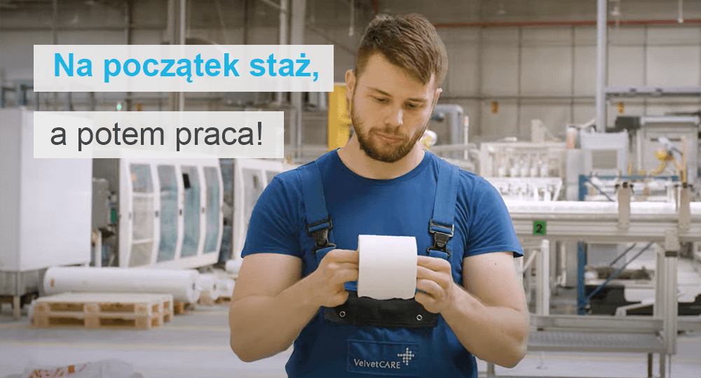 Pracownik Velvet CARE sprawdza jakość produktu. W lewym górnym roku widnieje napis 