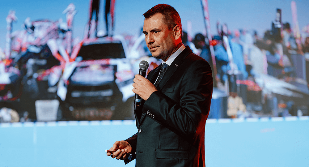 Artur Pielak, Prezes Zarządu Velvet CARE, przemawia w trakcie konferencji.