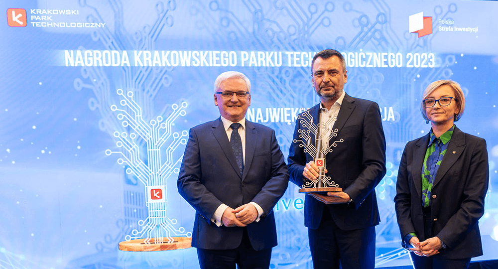 Artur Pielak ze statuetką za największą inwestycję w 2023 przyznaną przez Krakowski Park Technologiczny (KPT).