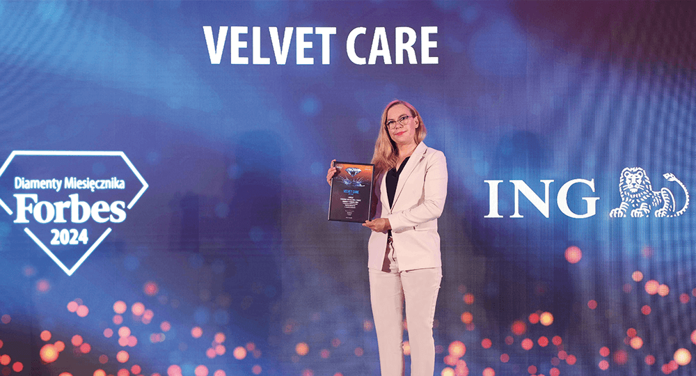 Wanda Ciesielczuk podczas Gali Diamentów Forbesa w Krakowie. Trzyma w rękach nagrodę Forbesa w kategorii największych przedsiębiorstw (sprzedaż powyżej 250 mln zł).