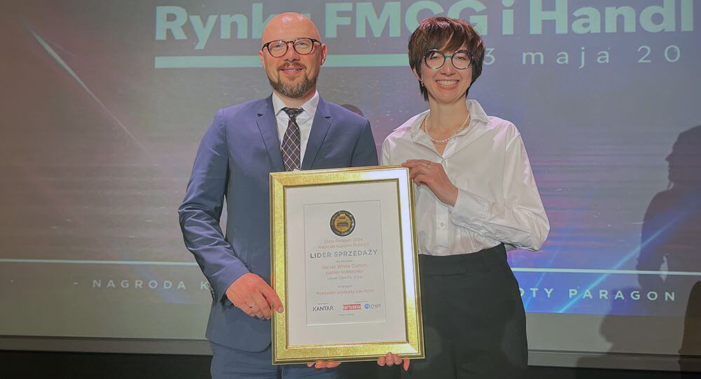 Przedstawiciele firmy Velvet CARE trzymają w rękach dyplom przyznany w ramach konkursu 