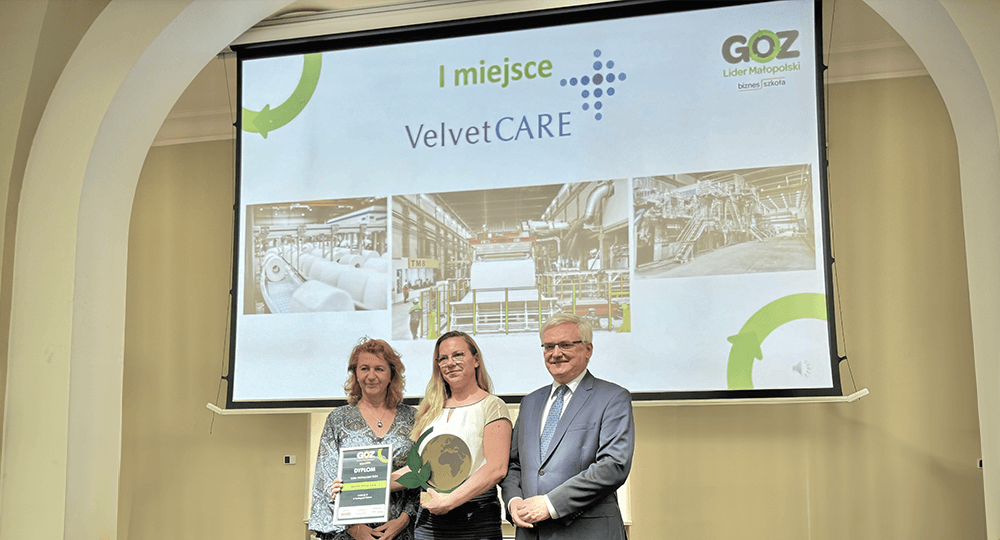 Wanda Ciesielczuk odbiera nagrodę przyznaną Velvet CARE w ramach konkursu 