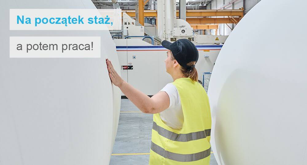 Pracownik sprawdza tambor bibuły produkowany w Velvet CARE.