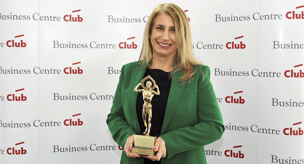 Aleksandra Jankowska trzyma w rękach statuetkę przyznaną Velvet CARE przez Business Centre Club w kategorii Lider Polskiego Biznesu.